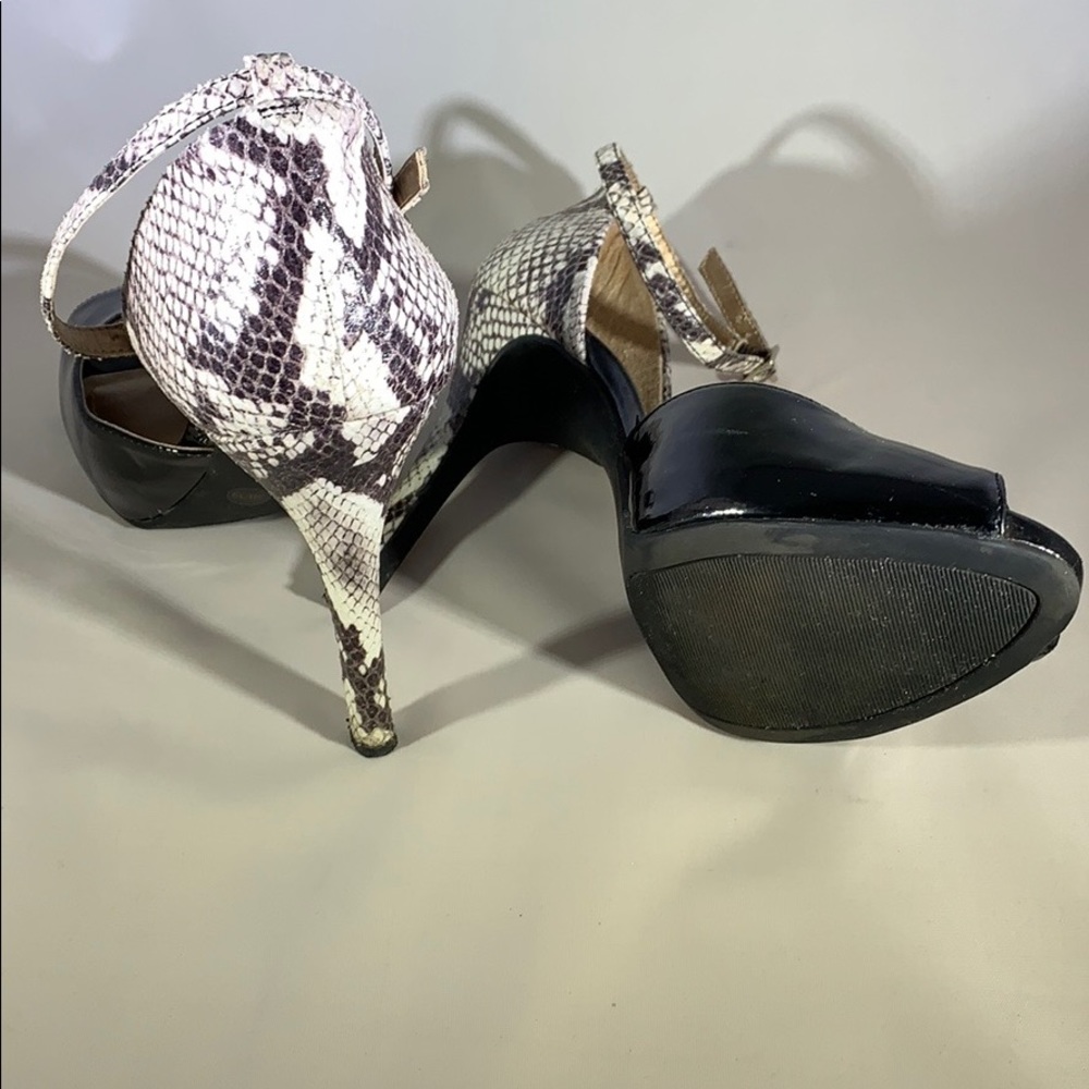 BCBG 4” Heels. Size 9. Perfect condition.